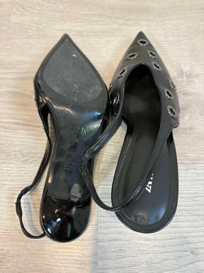 ZARA. Tacones destalonado tachuelas piel. T 38