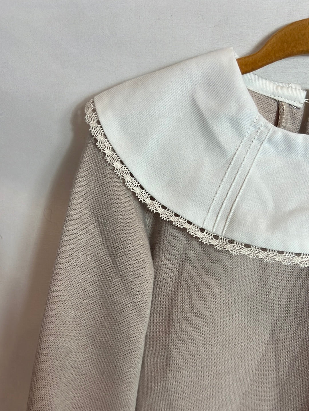 ANCAR. Beige knit sweater with ecru collar. Size 5 years.