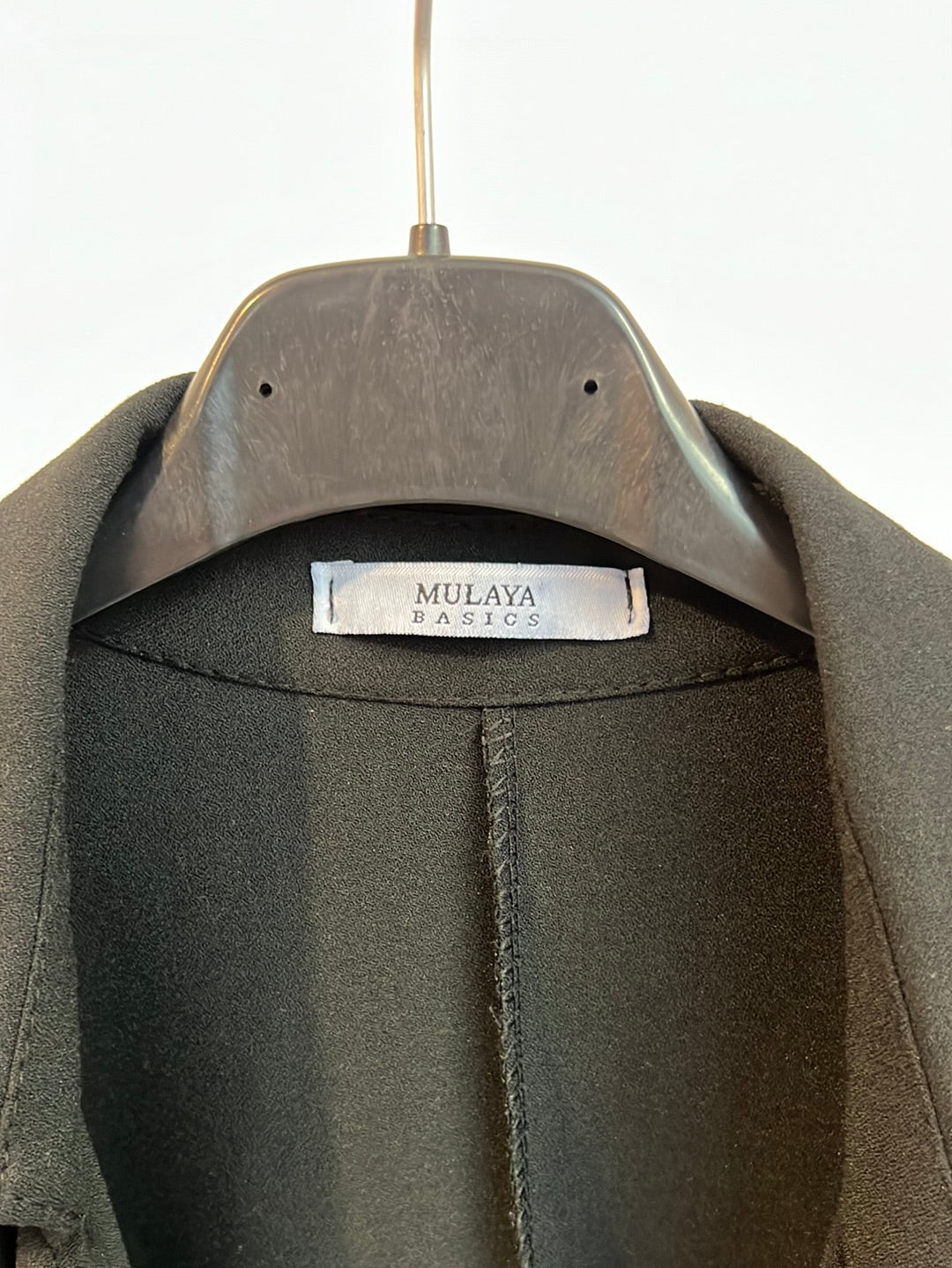 MULAYA. Chaqueta negra fluida de entretiempo. TU
