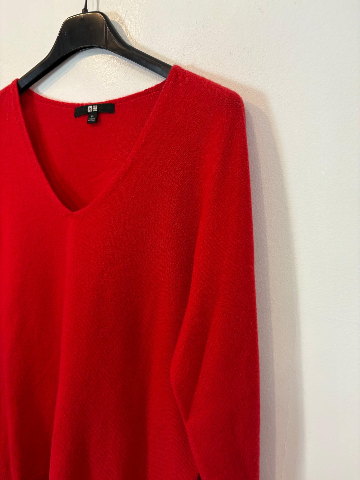 UNIQLO. Red wool V-neck sweater. XS