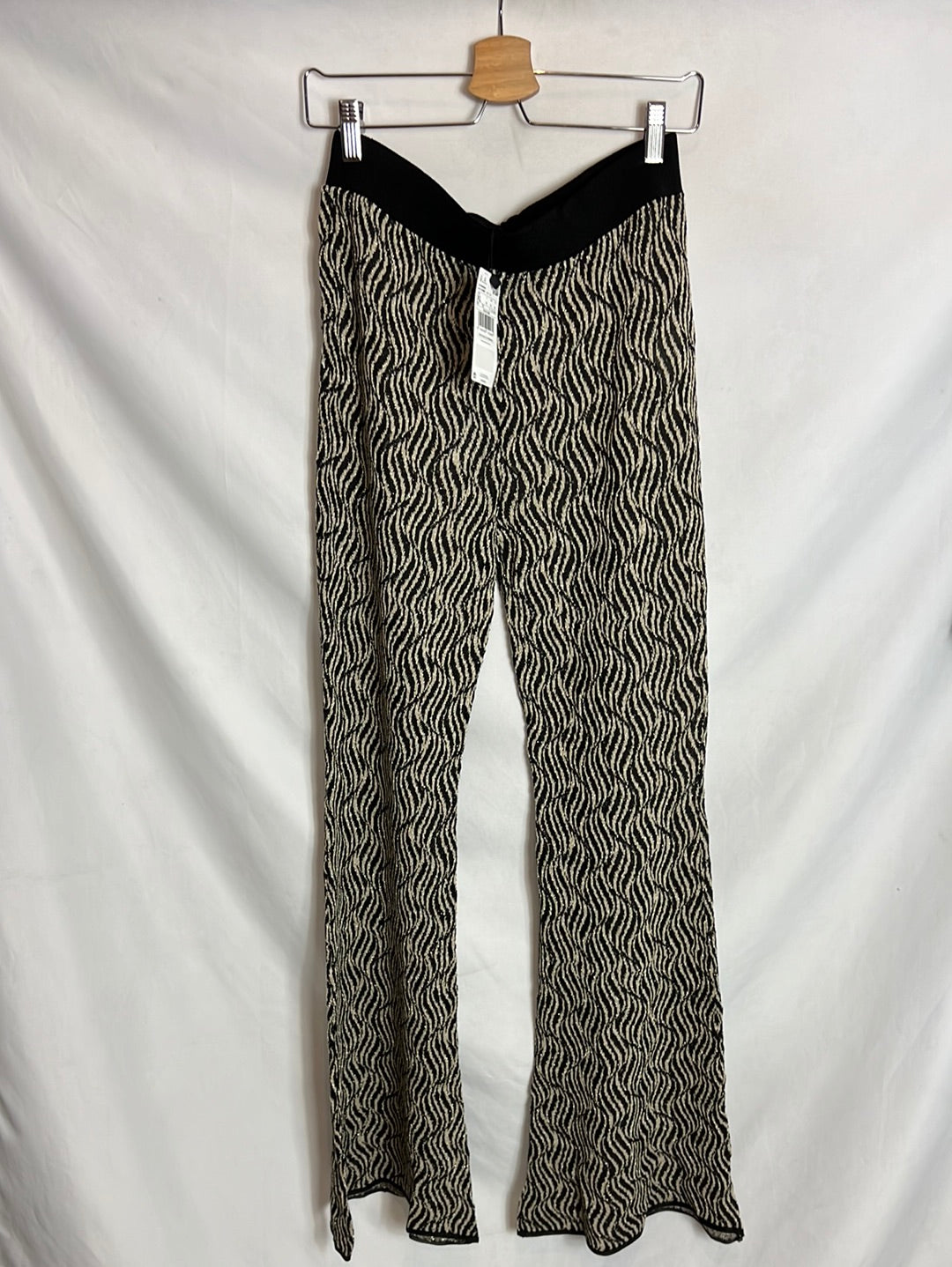 MANGO. Total look Chaqueta y pantalón fluidos hilos brillo. TXL