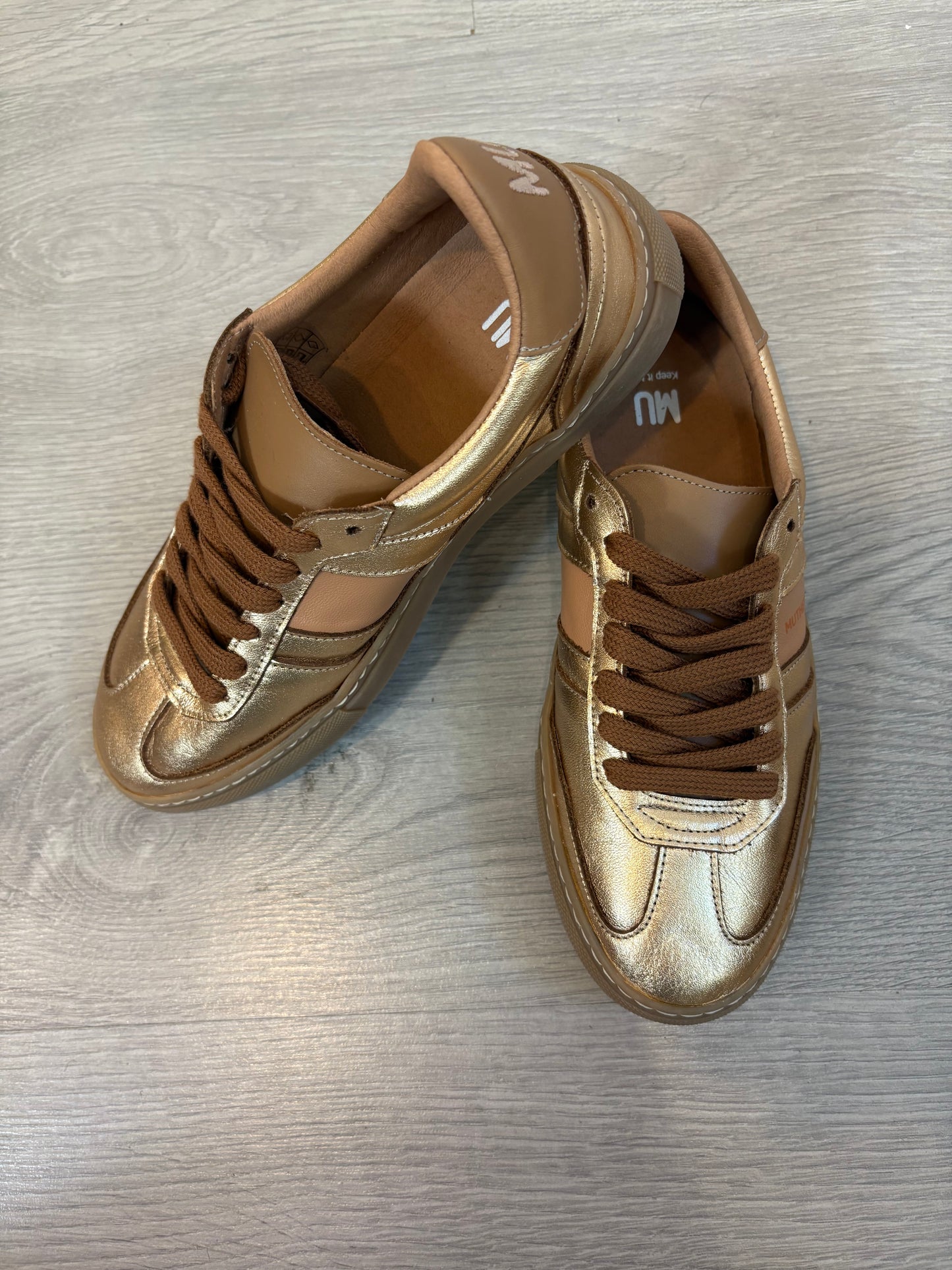 MU THE BRAND. Zapatillas Golden Edition. T 37