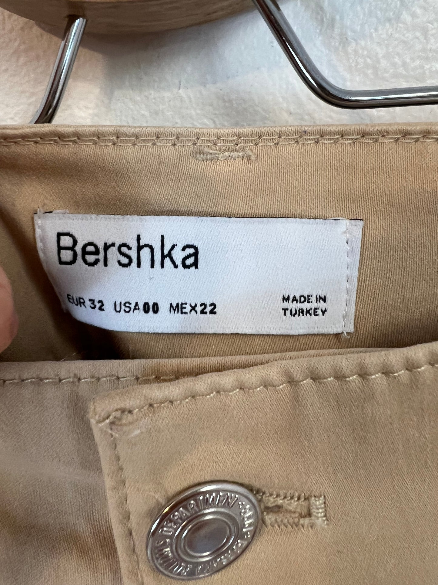BERSHKA. Pantalón camel pinzas T.32