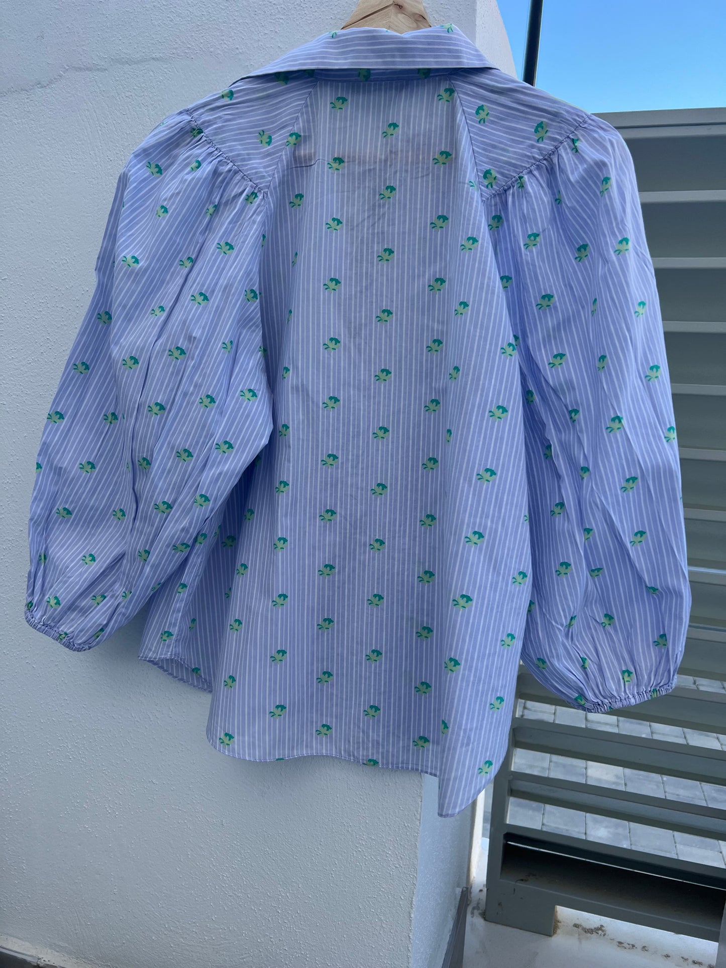 ZARA. Blusa rayas y flores