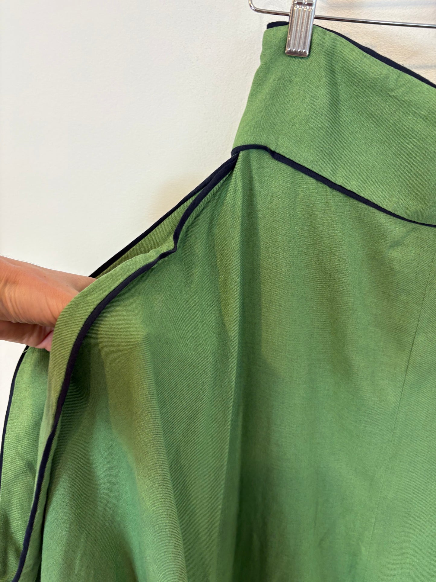 IQ COLLECTION. Falda midi verde asiemtrica