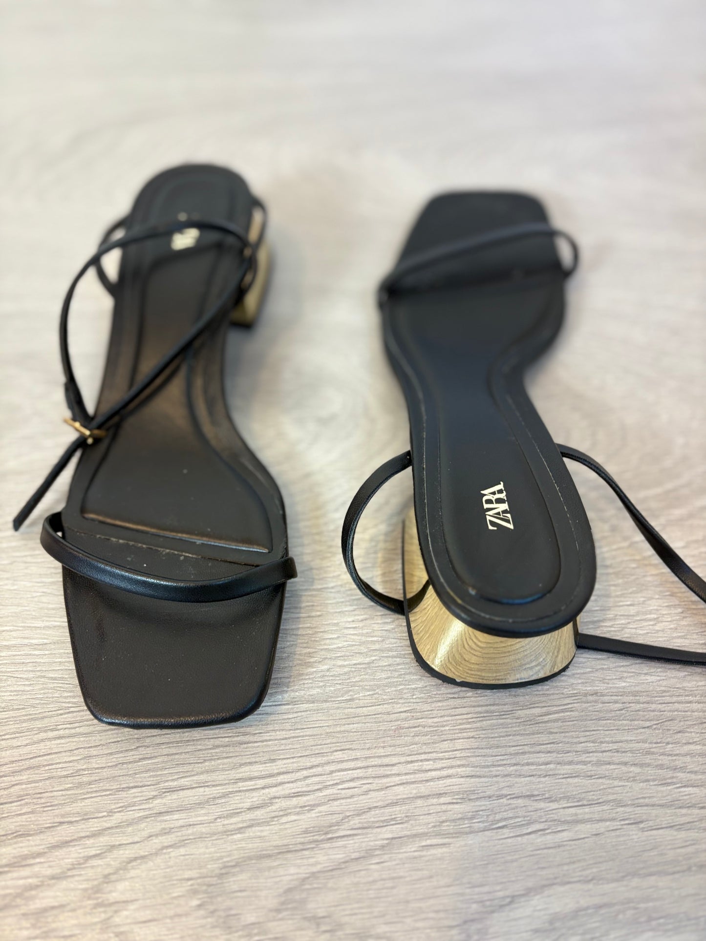 ZARA. Sandalia negra tacón dorado T.38