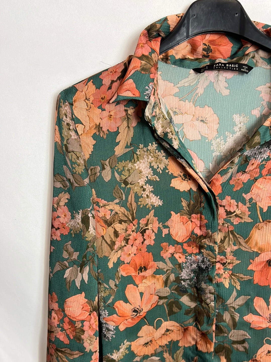 ZARA. Flowing floral green blouse. T.S.