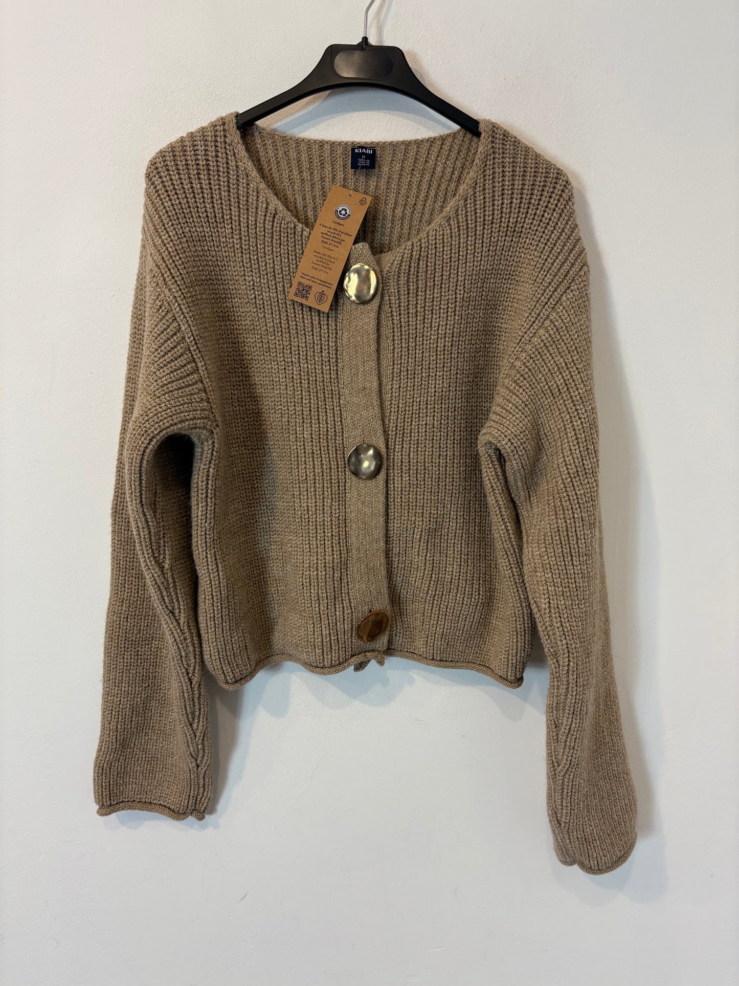 KIABI. Chaqueta punto botones dorados