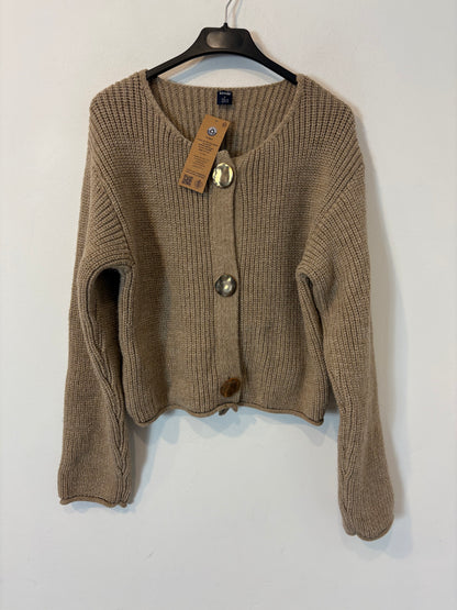 KIABI. Chaqueta punto botones dorados