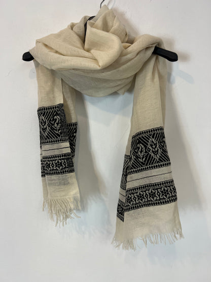 ZARA. Pañuelo beige detalles étnicos