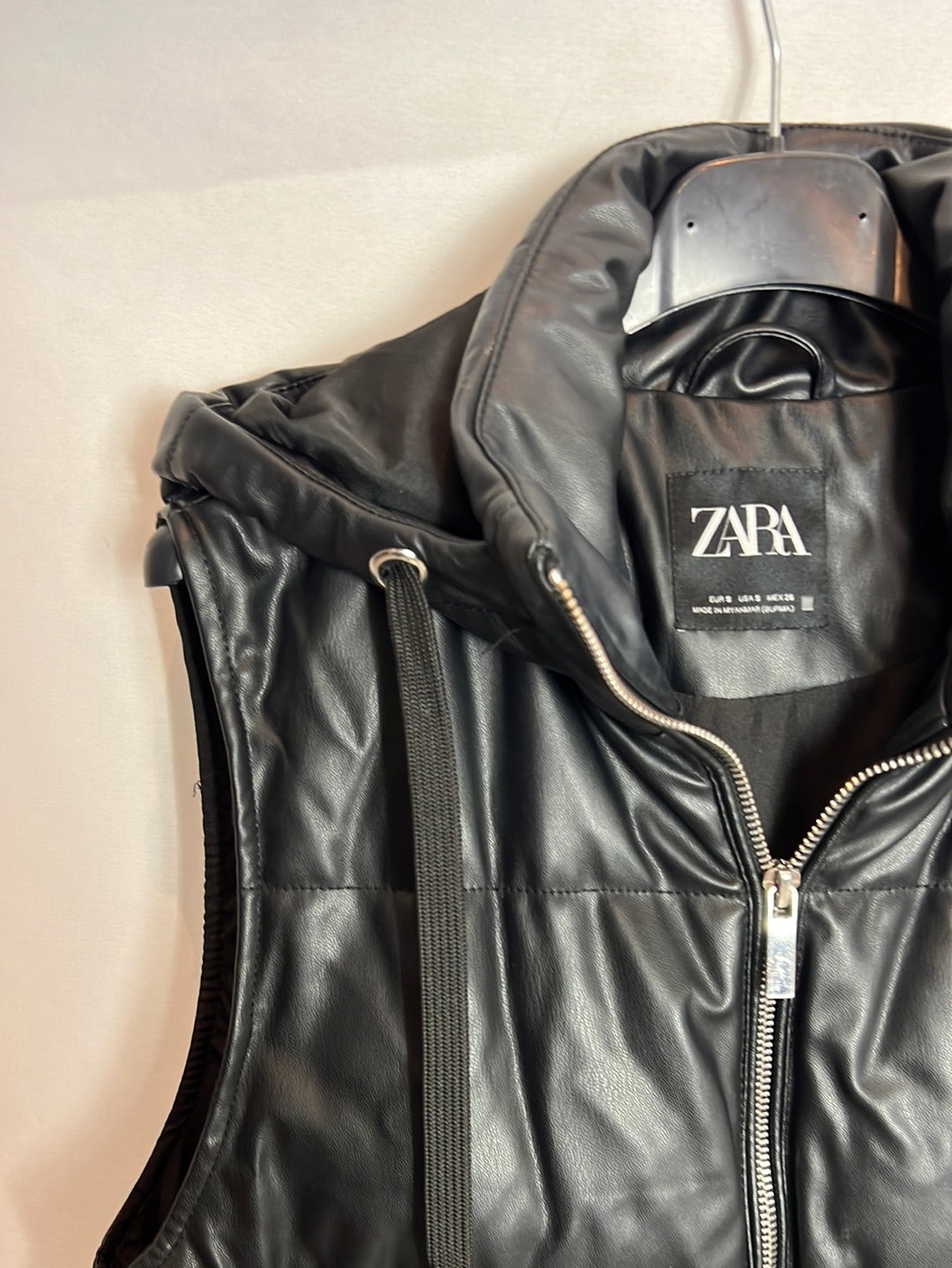 ZARA. Plumas sin mangas negro textura. T S