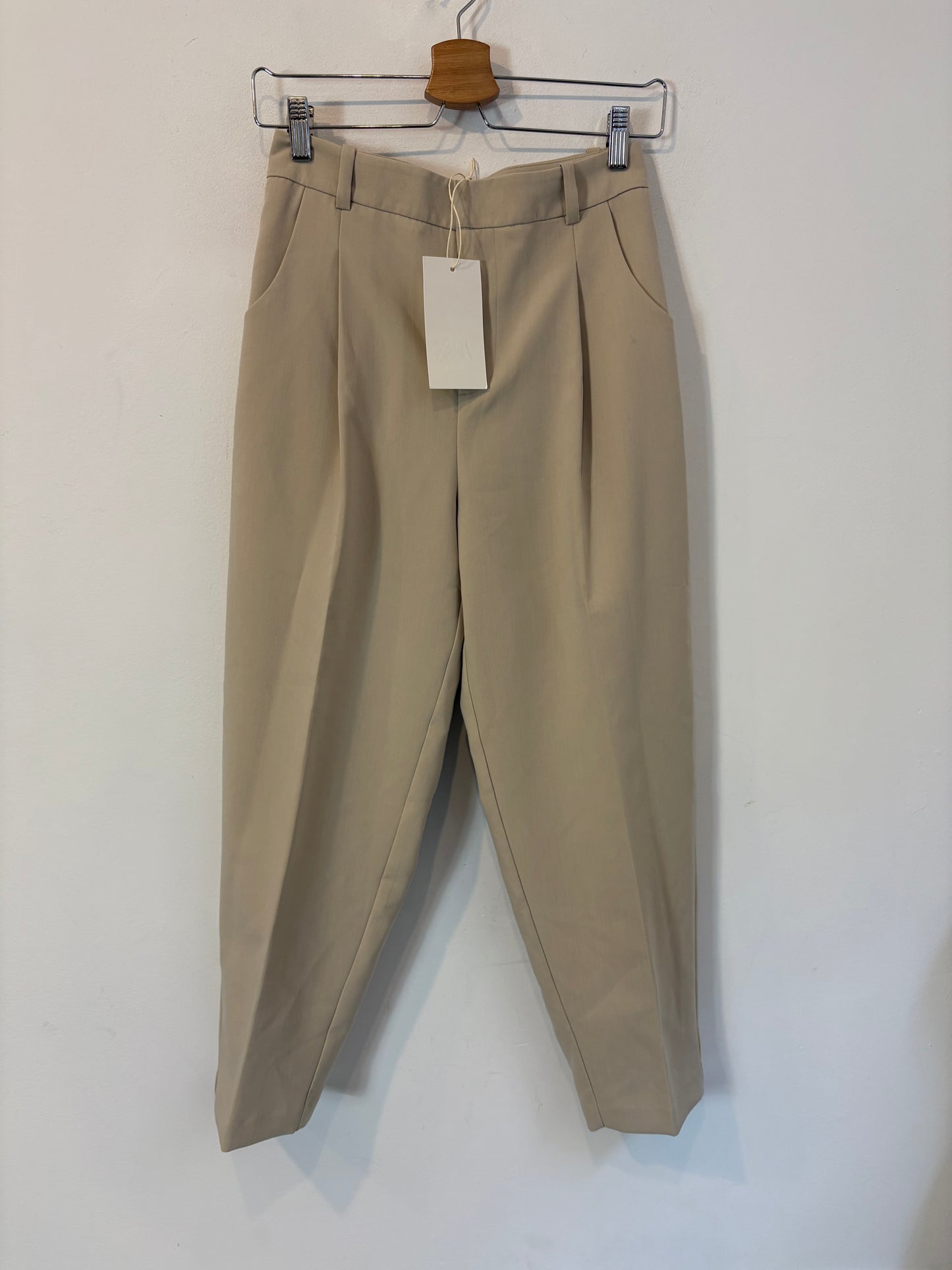 ZARA. Pantalón beige pinzas