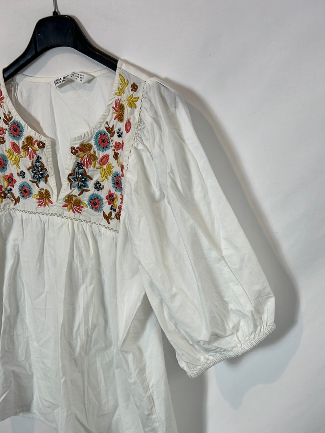 ZARA. Blusa blanca bordada T.m
