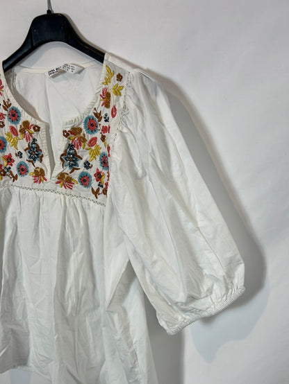 ZARA. Blusa blanca bordada T.m