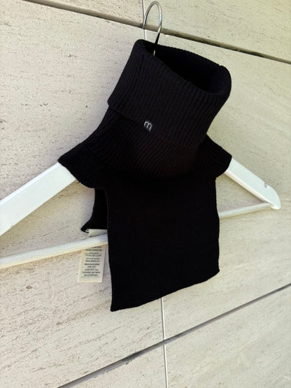 MINIMO. Cuello punto negro