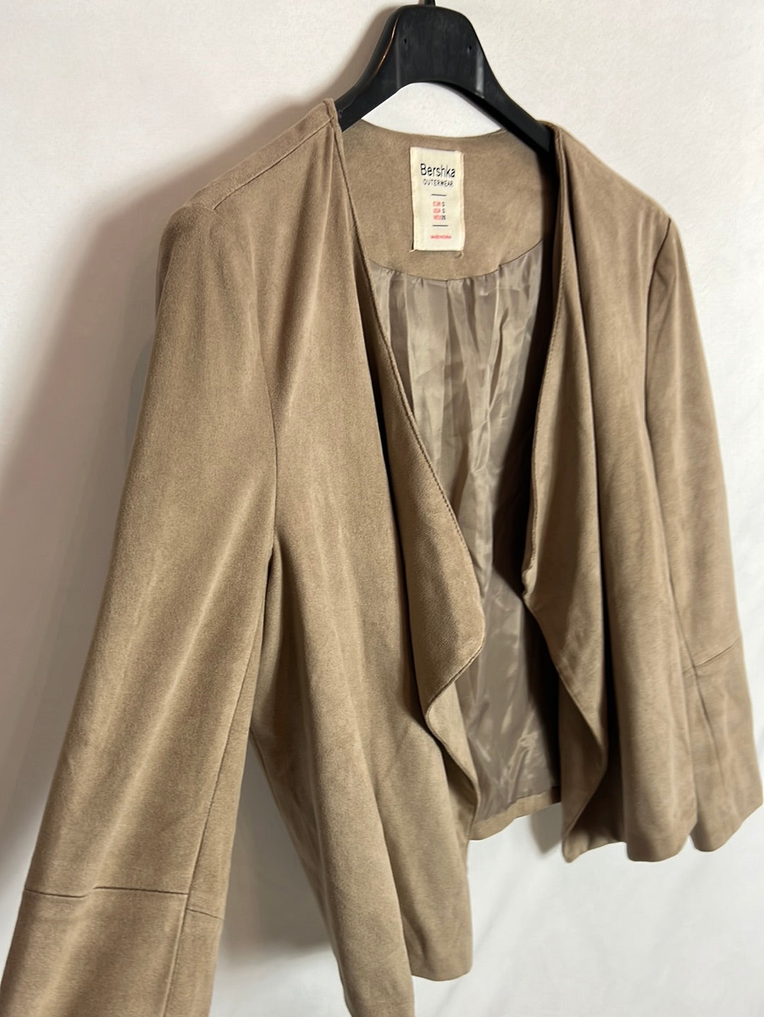 BERHKA. Chaqueta beige antelina T.s