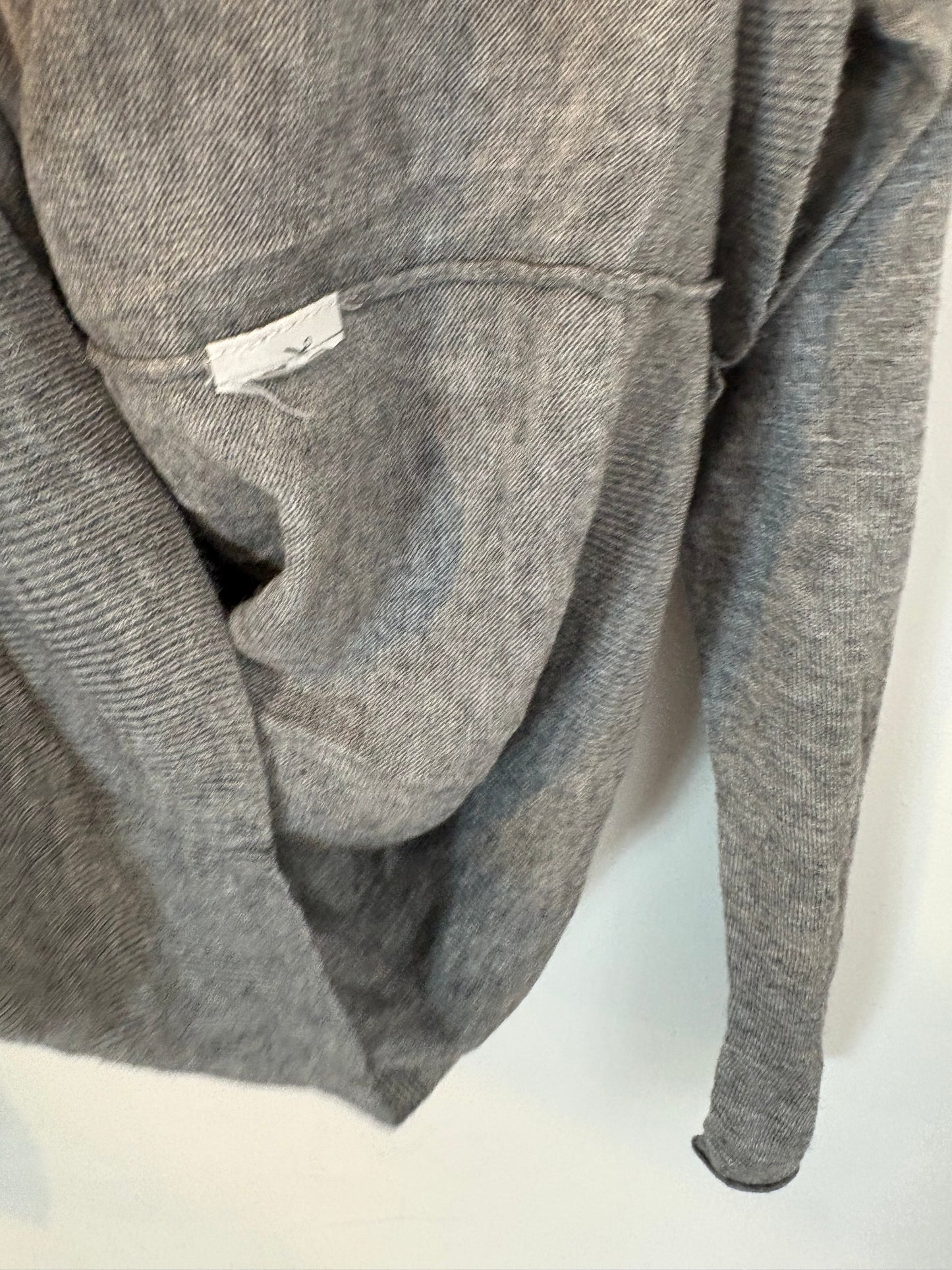 OYSHO. Jersey fino gris cuello pico