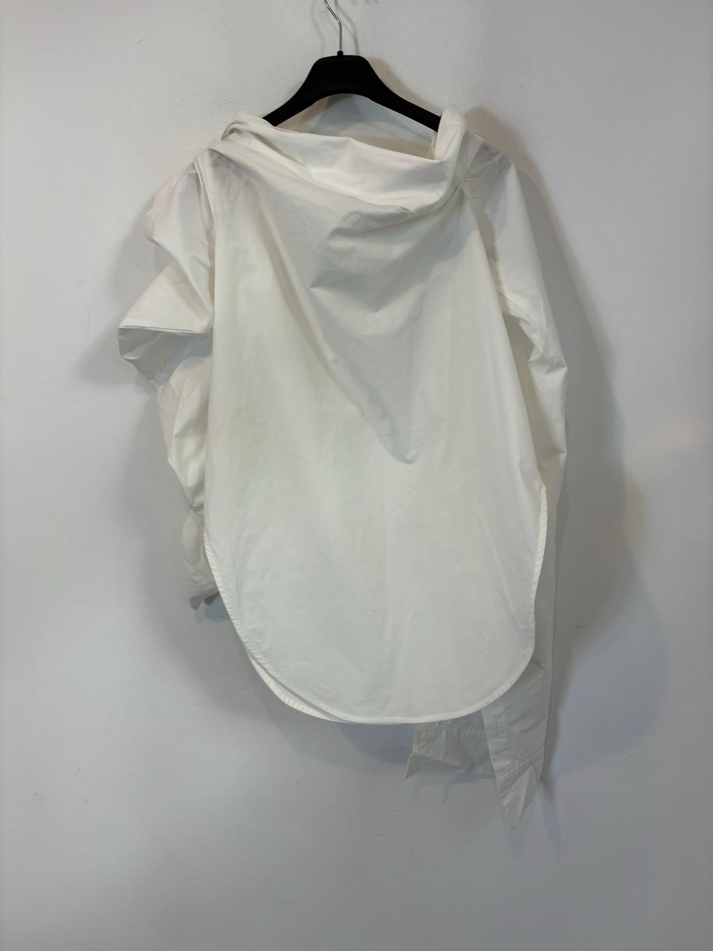 SILVIA TCHERASSI. Camisa blanca detalle mangas