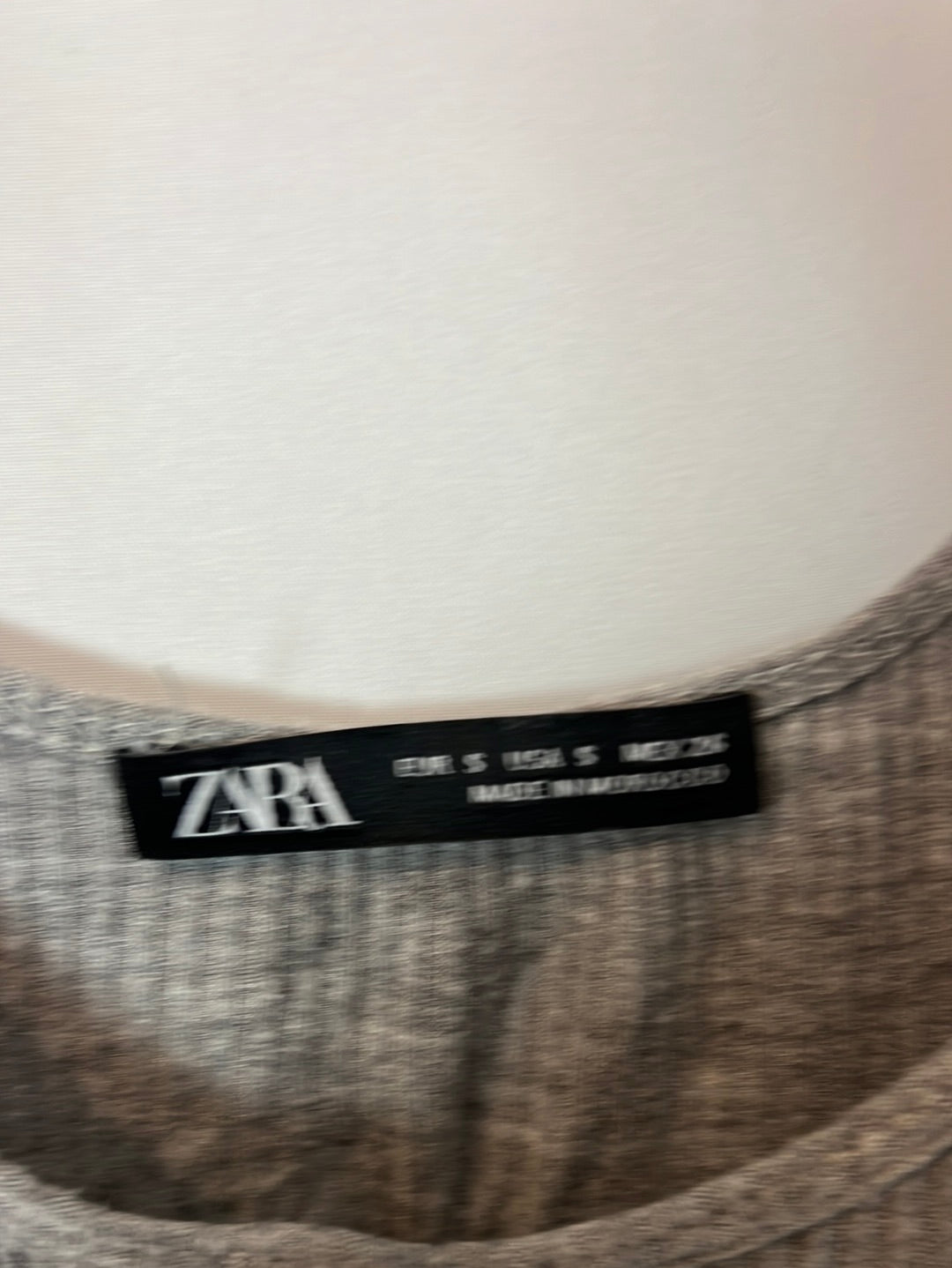 ZARA. Gray ribbed top. TS