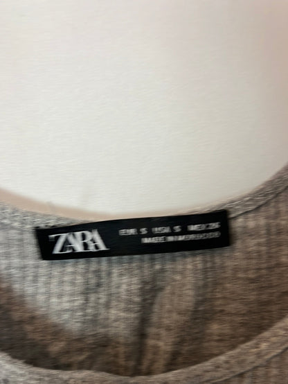 ZARA. Gray ribbed top. TS
