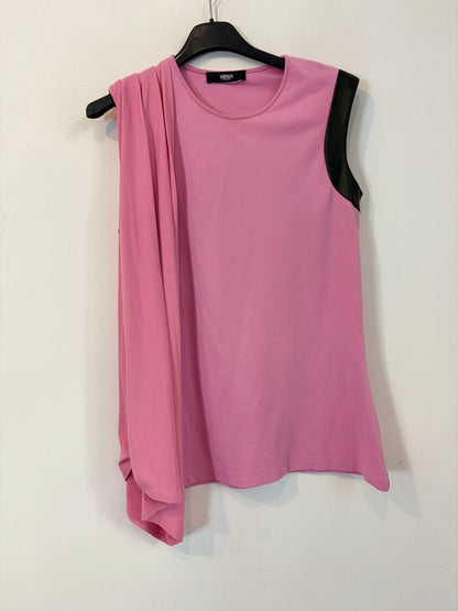 Versus VERSACE. Top rosa elástico manga abertura