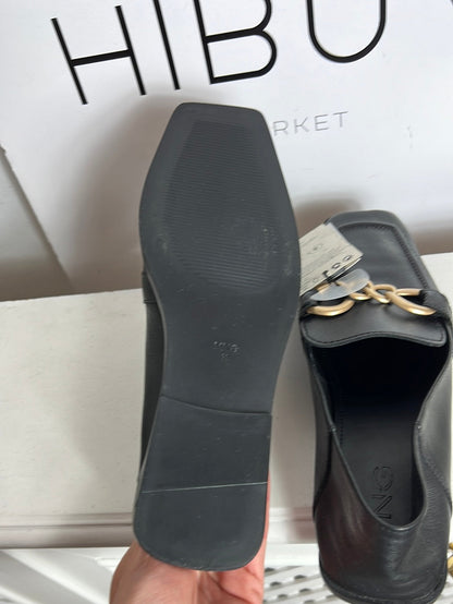 MANGO. Mocasines negros hebilla. T 38