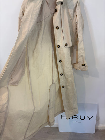 SCALPERS. Gabardina larga beige textura