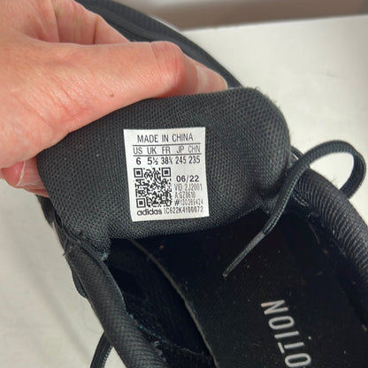 ADIDAS. Zapatilla negra textura. T 38 1/2