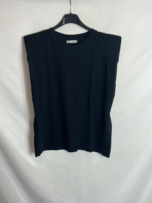 ZARA. Camiseta negra hombreras. T M