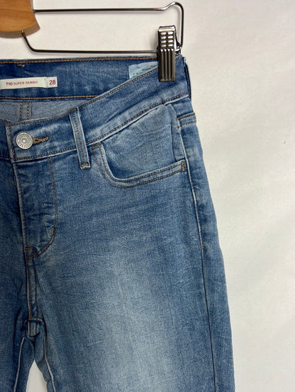 LEVI´S. Denim pitillo color claro. T 28 (38)