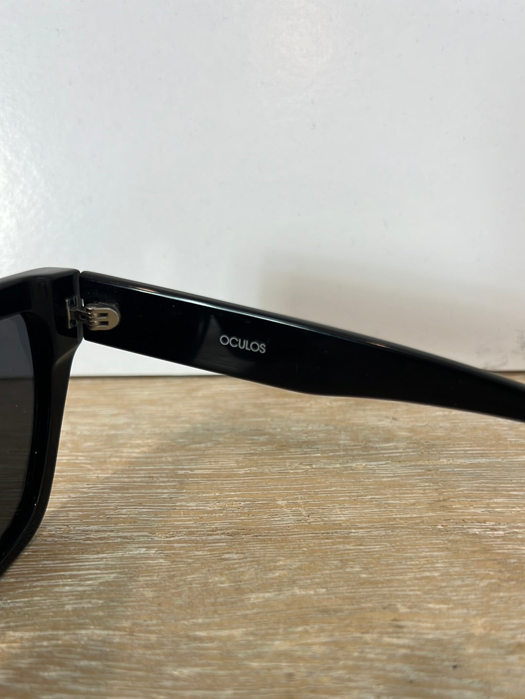 OTRAS. Gafas negras detalle montura