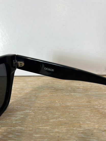 OTRAS. Gafas negras detalle montura