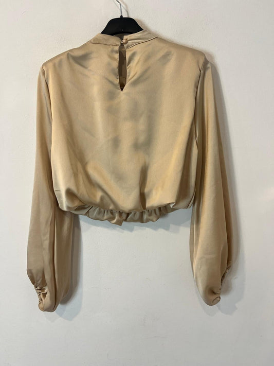 BASYCO JEREZ. Blusa satinada hombreras