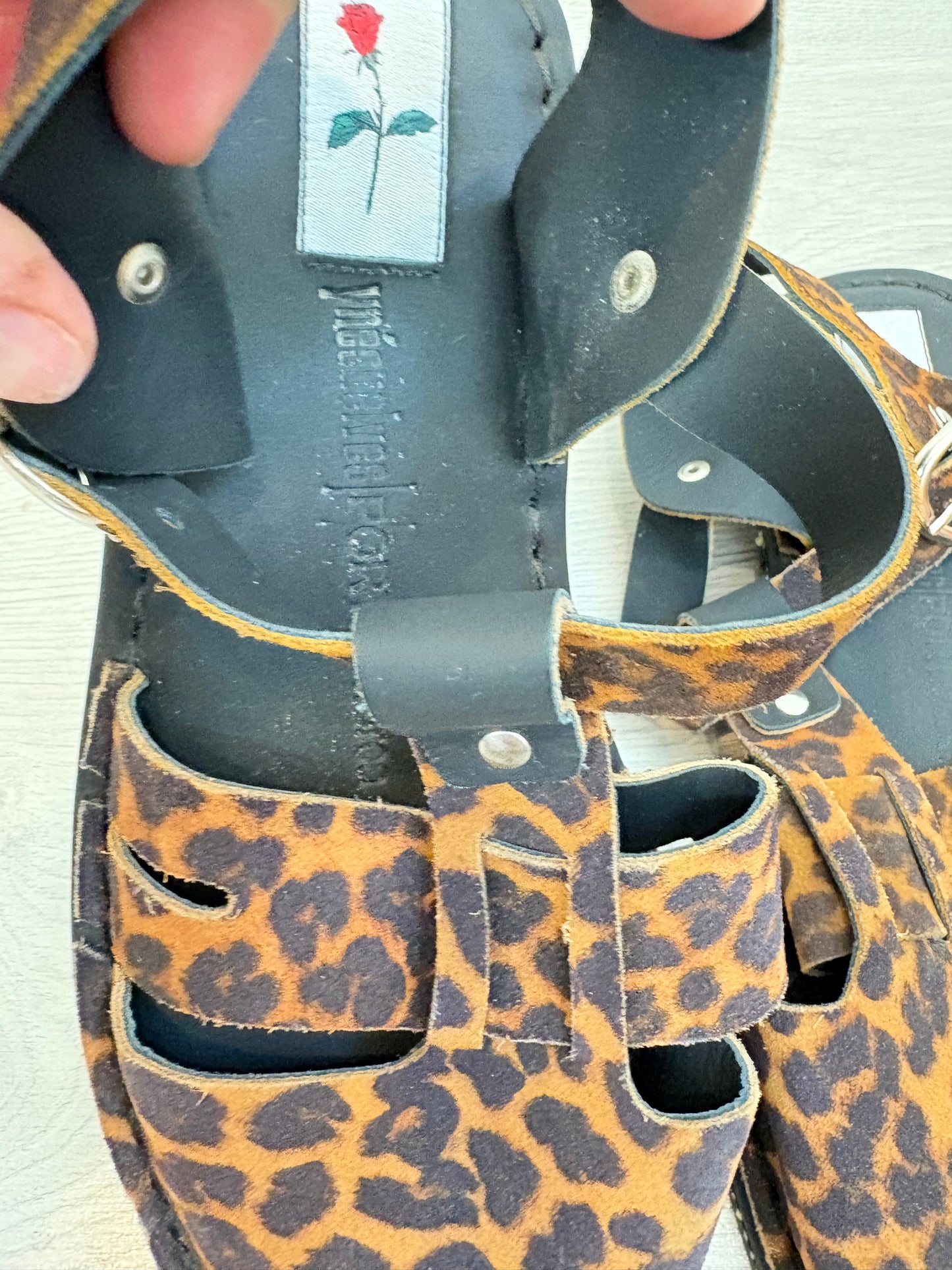 YNESUELVES. Sandalias animal print  fisherman
