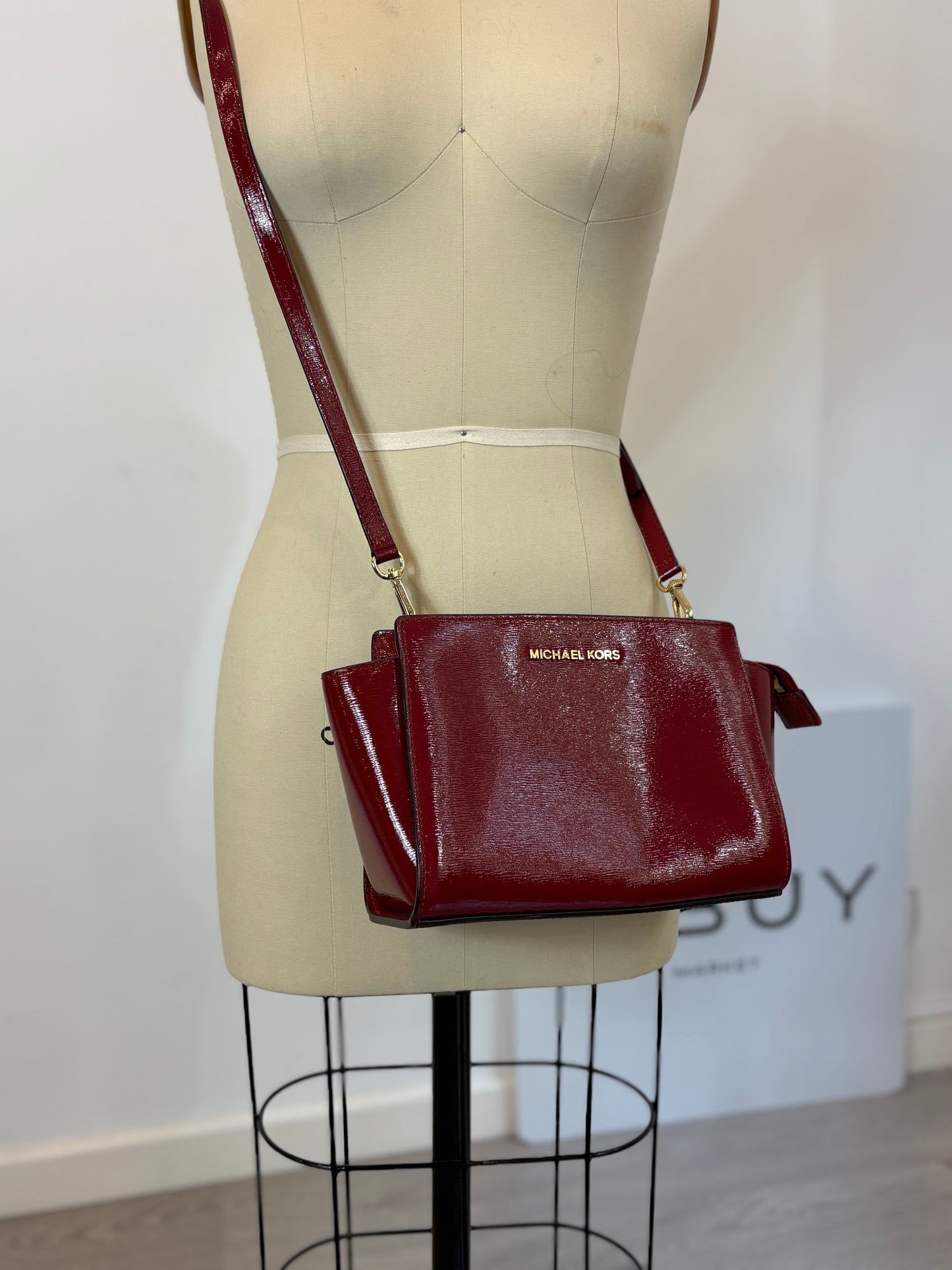 MICHALE KORS. Bolso burdeos vinilo