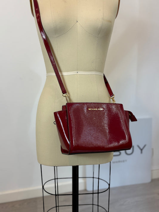 MICHALE KORS. Bolso burdeos vinilo