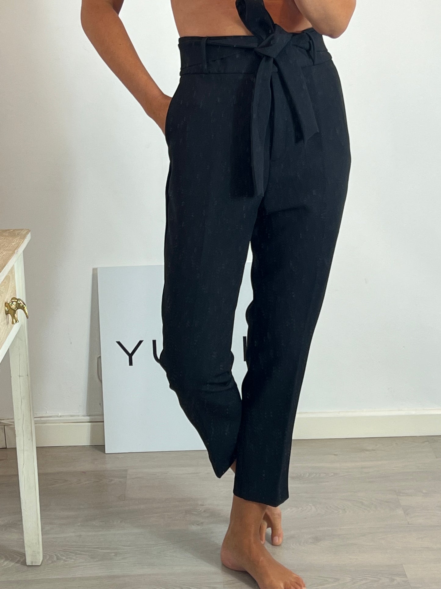 UTERQÜE. Trousers with pleats and ankle details. TL