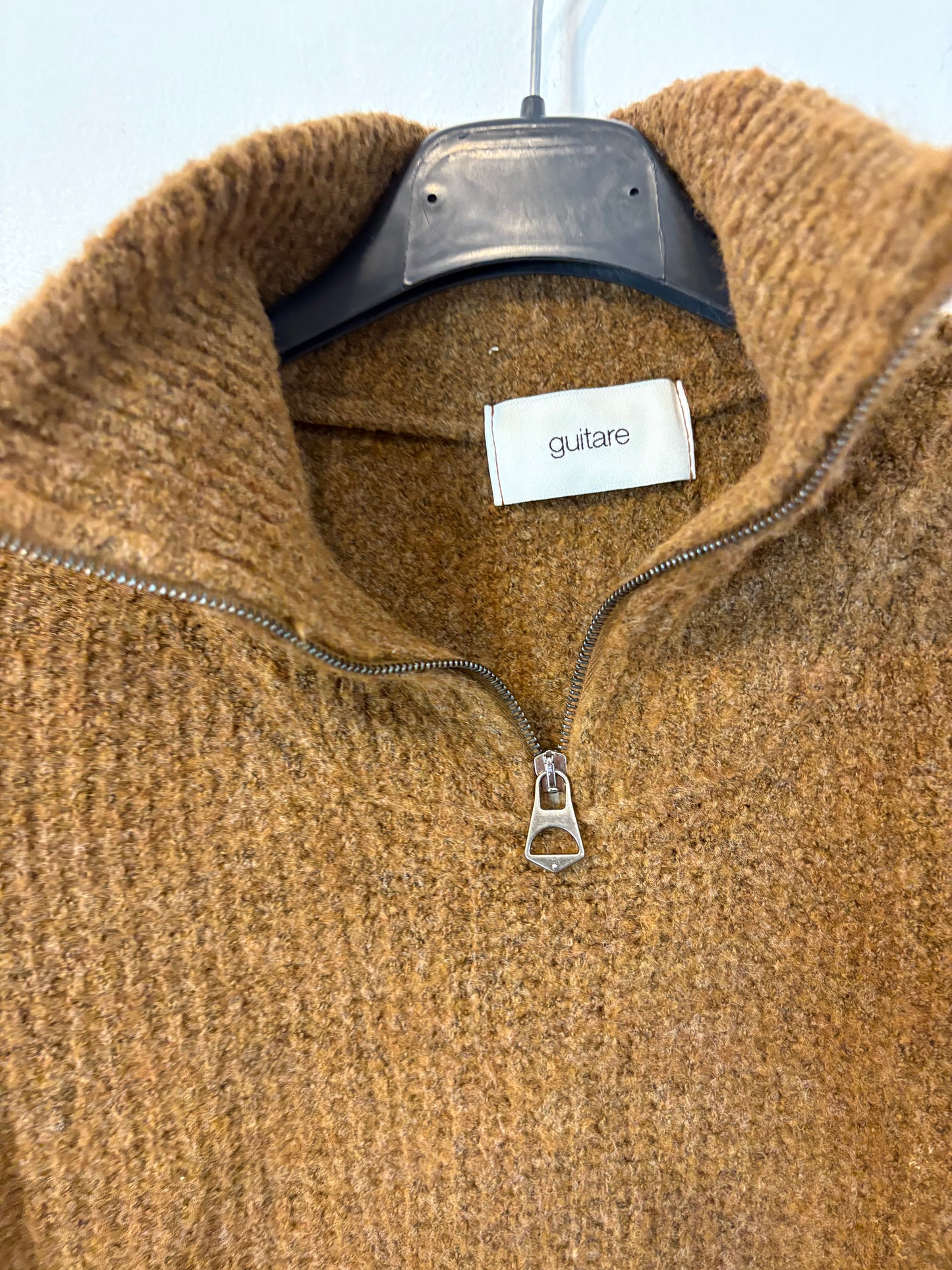GUITARE. Jersey marrón con lana