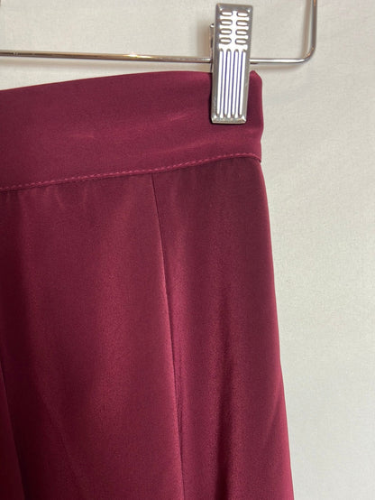 BRANDY MELVILLE. Falda corta burdeos vuelo. T XS