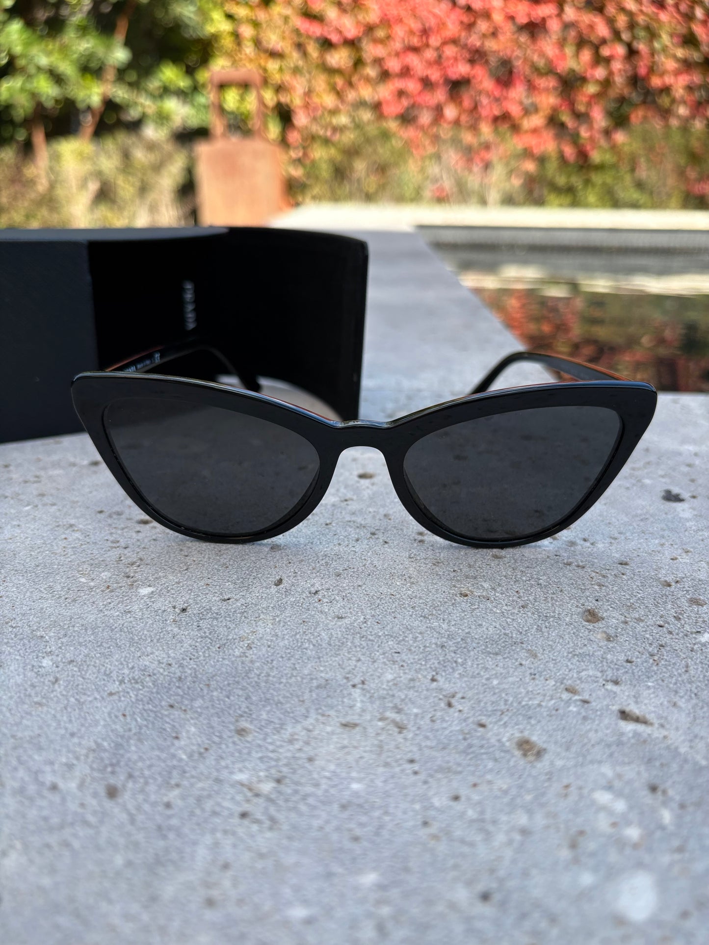 PRADA. Gafas de sol negras