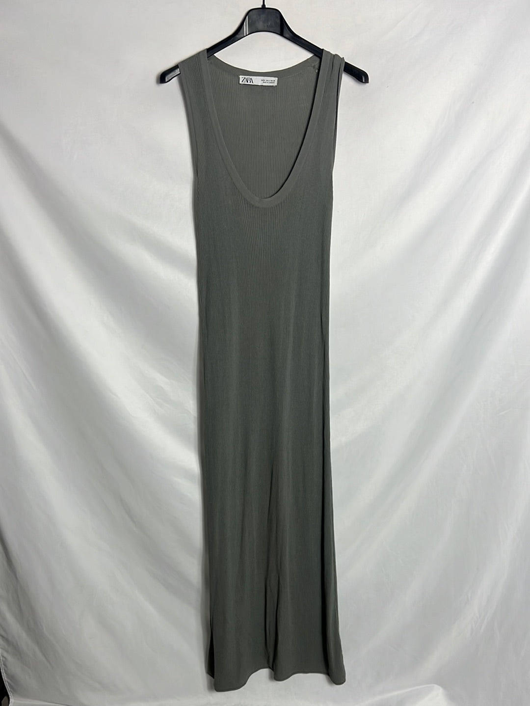 ZARA. Total look gris vestido y chaleco. T M