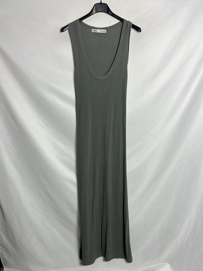 ZARA. Total look gris vestido y chaleco. T M