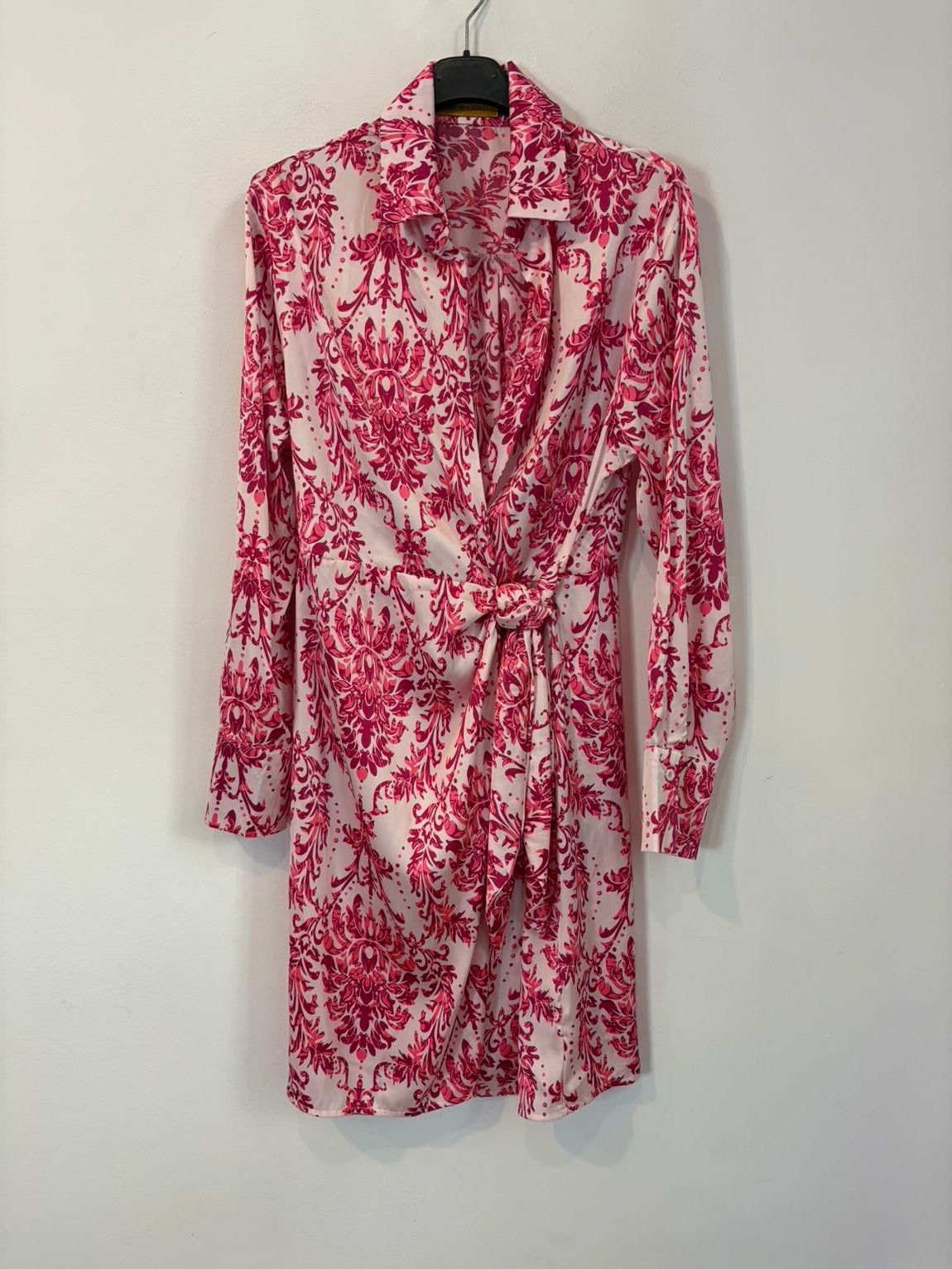 SEE IOU Juan Avellaneda. Vestido corto cruzado estampado rosa