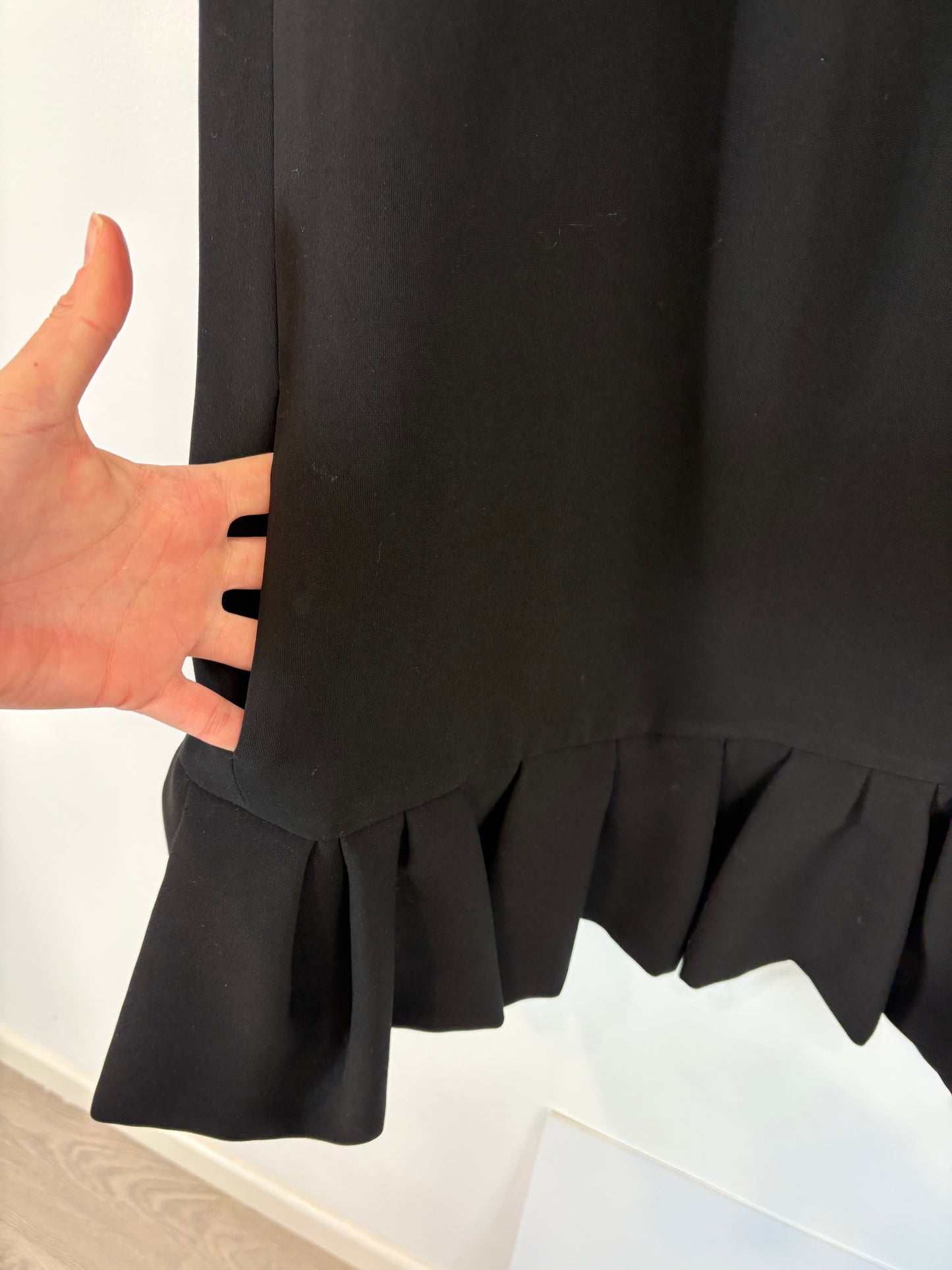 MAJE. Vestido negro corto bolsillos. T 38