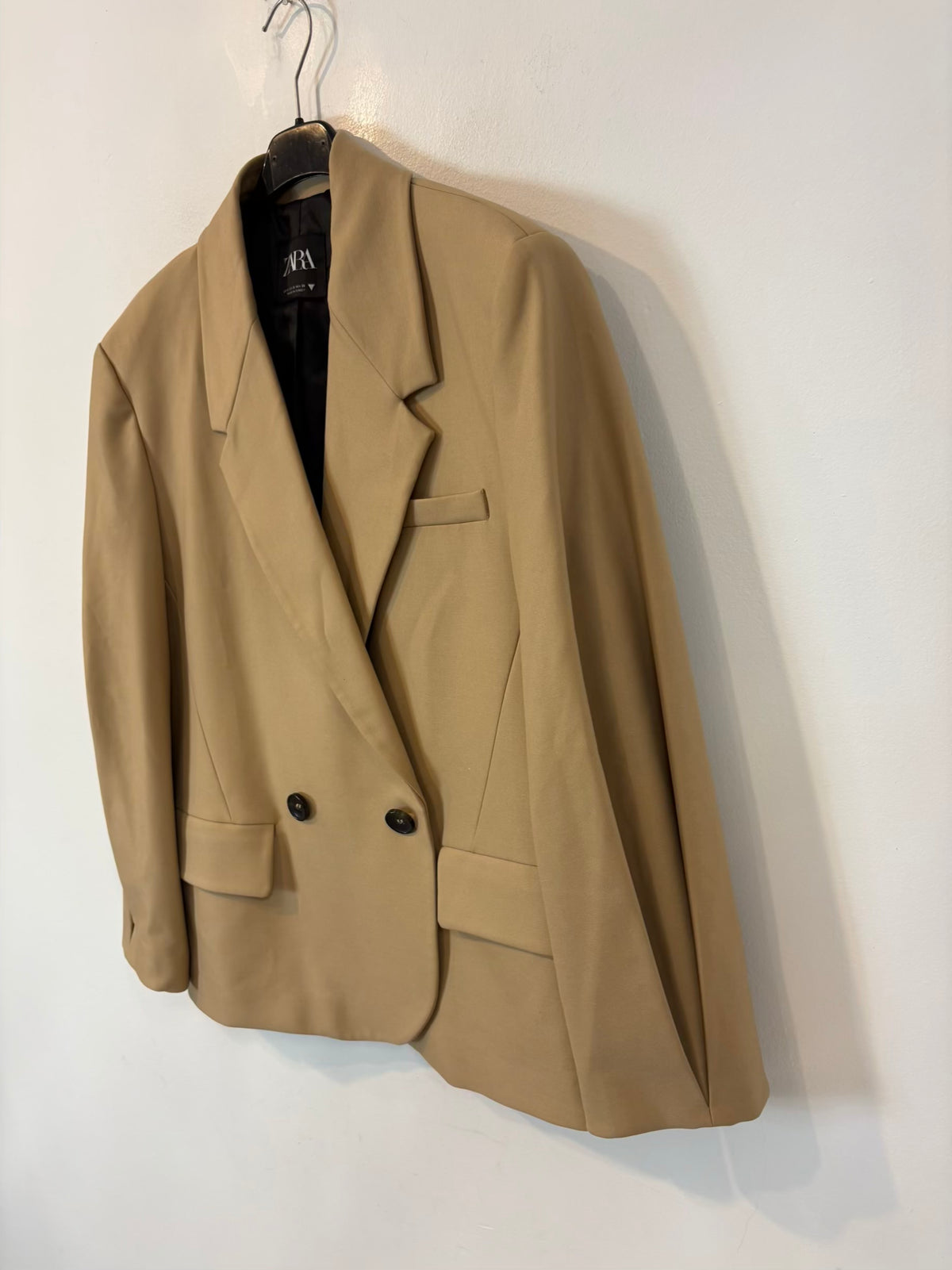 ZARA. Traje de chaqueta beige sastre