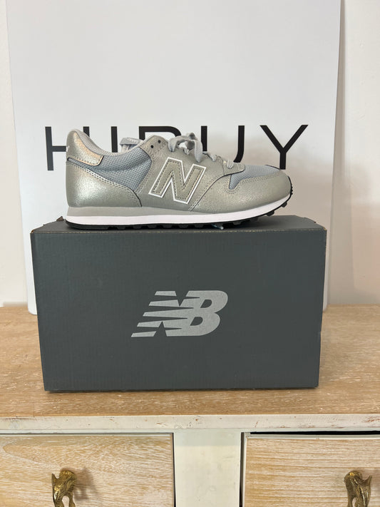 NEW BALANCE. Zapatillas plateadas logo. T 40