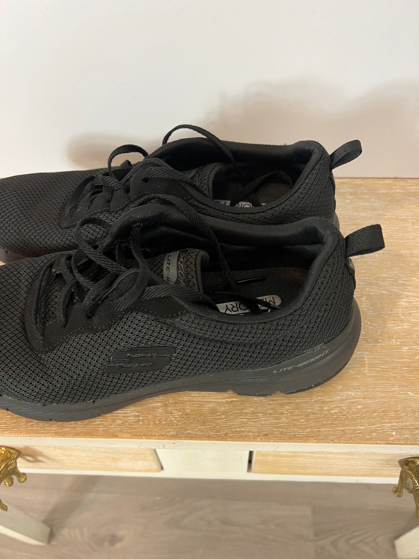 SKETCHERS. Zapatillas negras textura. T 40