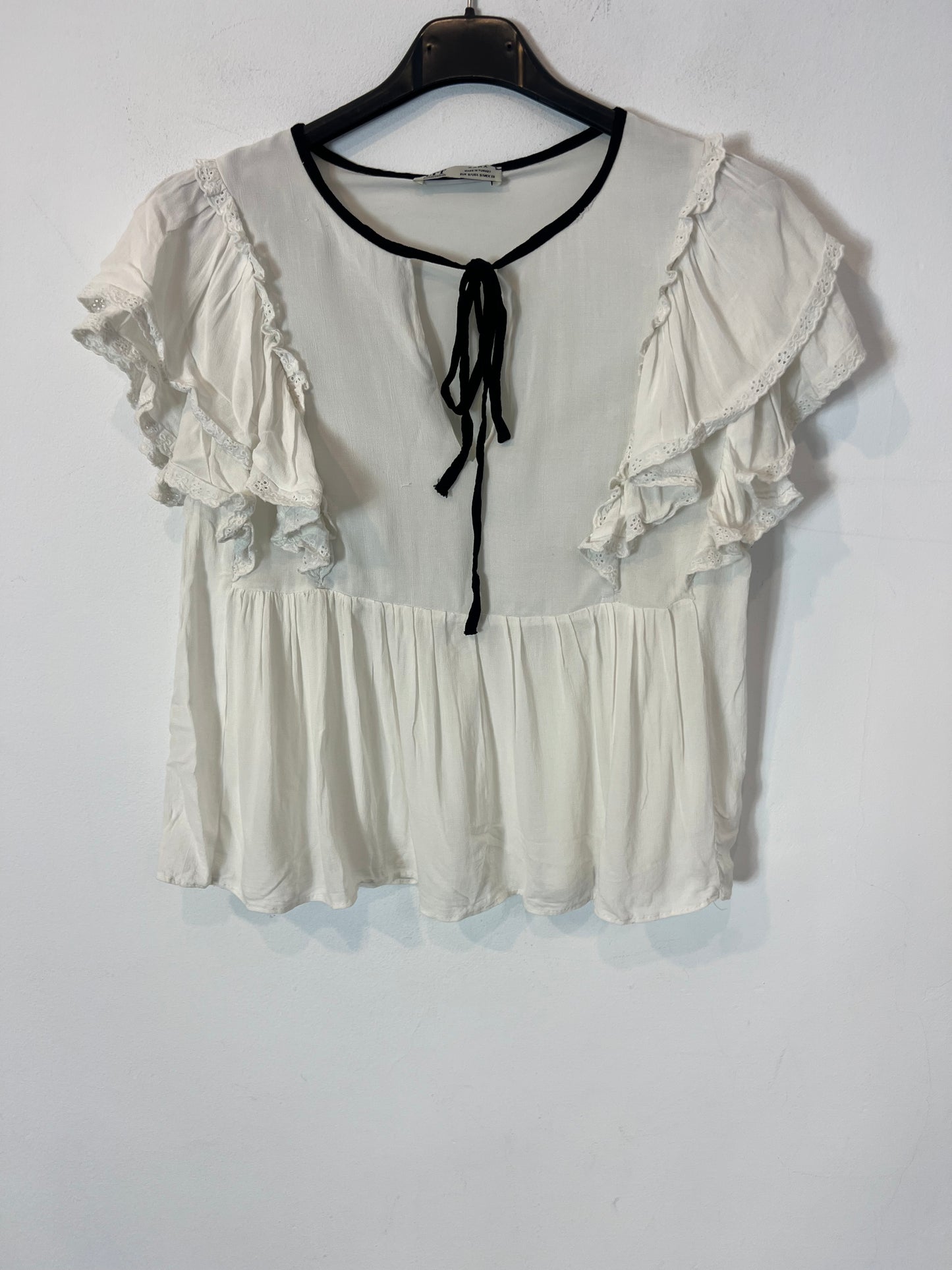 ZARA. White ruffled Ts top