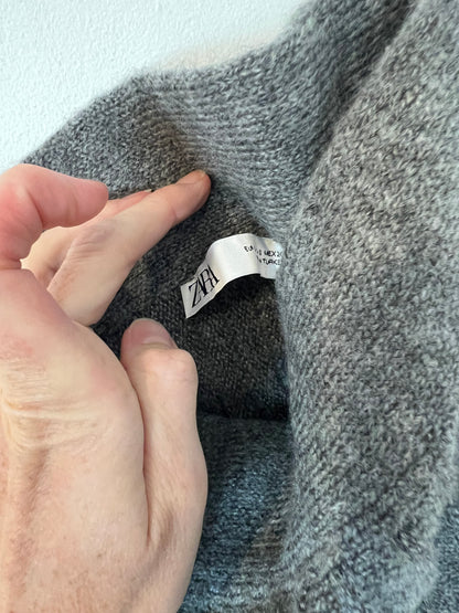 ZARA. Falda gris punto plisada