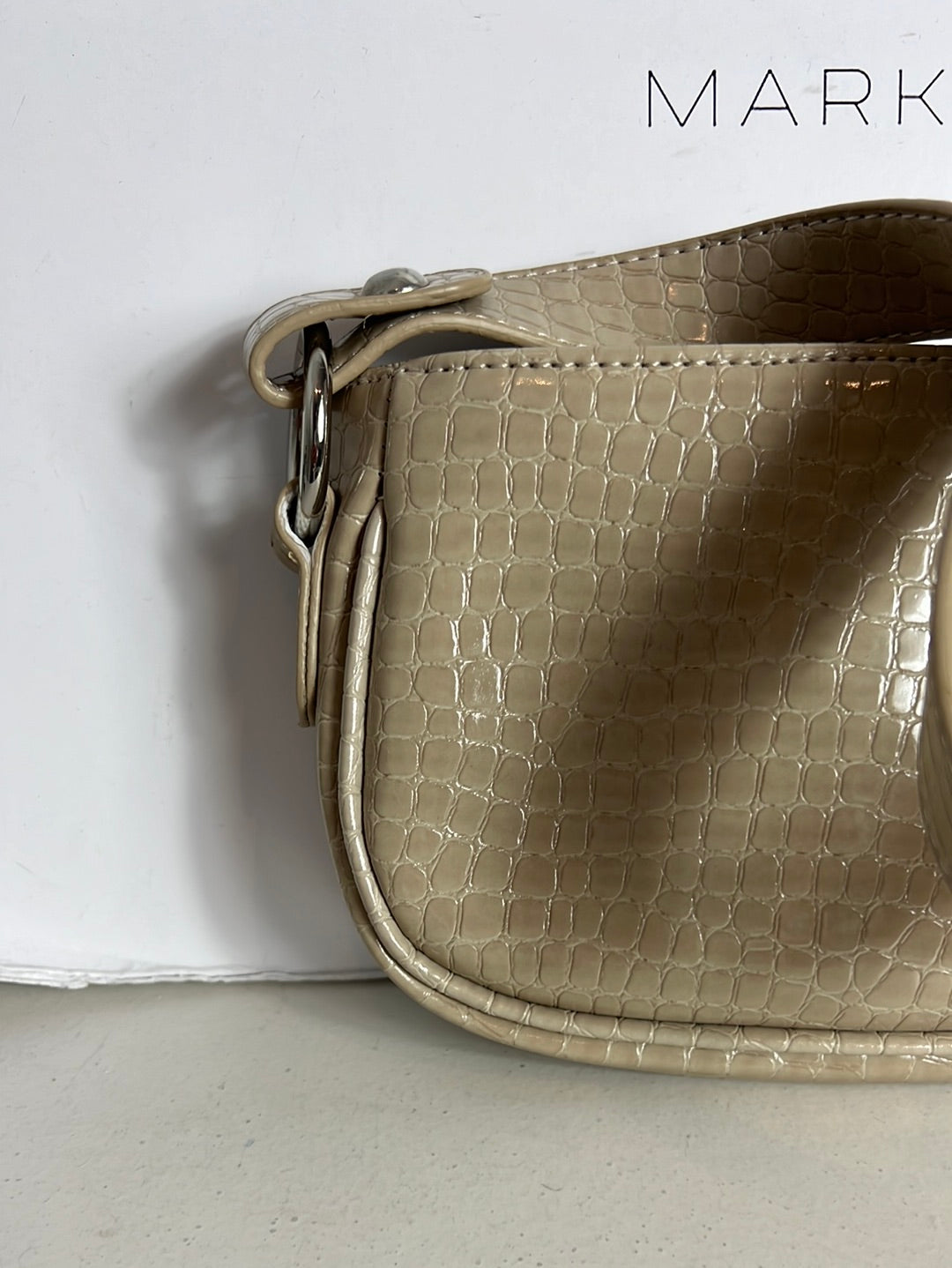 ASOS. Bolso mini beige troquelado